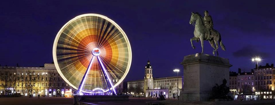 Avis sur les plombiers a Lyon, besoin d'aide, d'avis pour choisir un plombier a Lyon, Place Bellecour Lyon, Grande roue Lyon, Lyon la nuit, statue cheval Lyon place Bellecour, conseil de plomberie Lyon